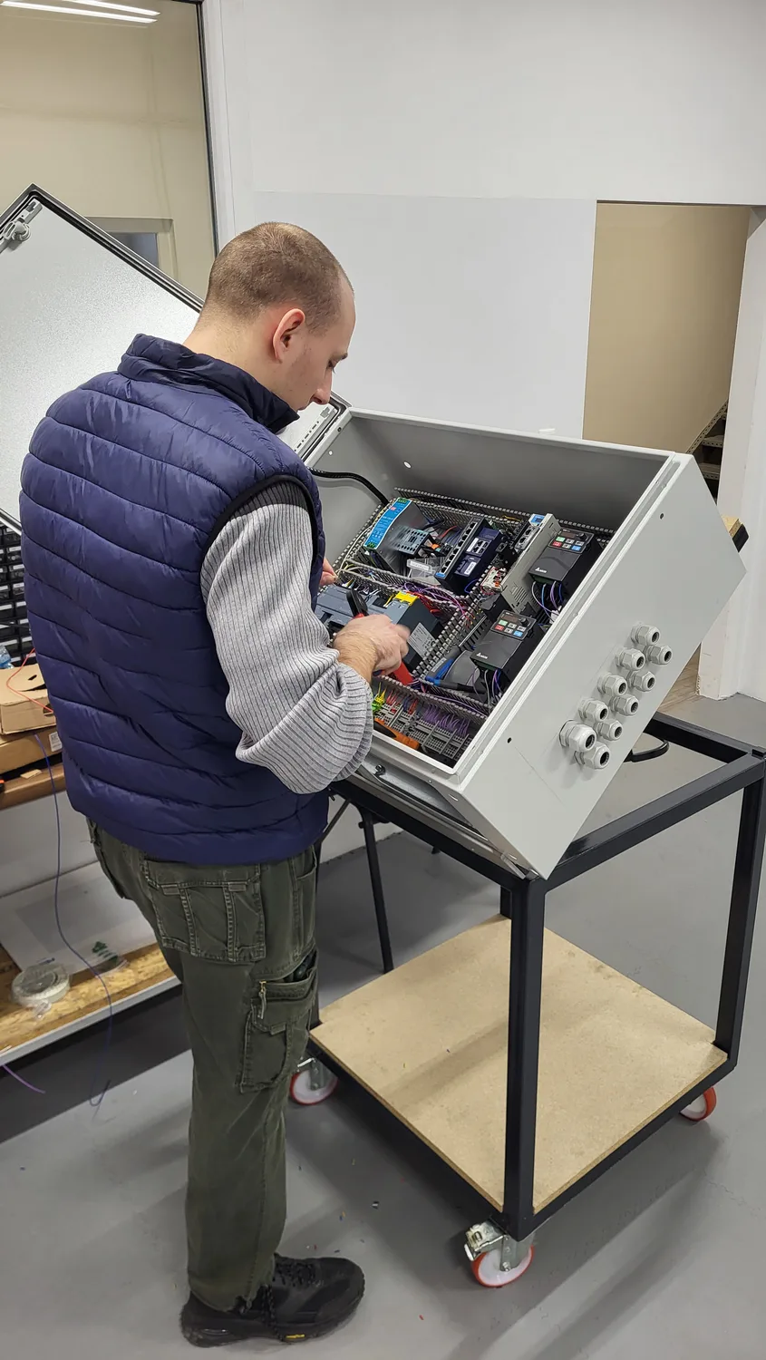 Inženjer ENSO sklapa elektro ormar i kablira komponente