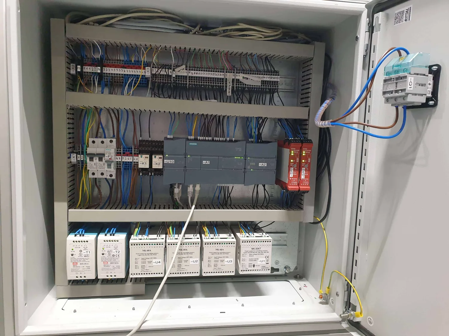 Siemens SIMATIC S7-1200 PLC i sigurnosni releji u elektroormaru stroja AOI Sklopka
