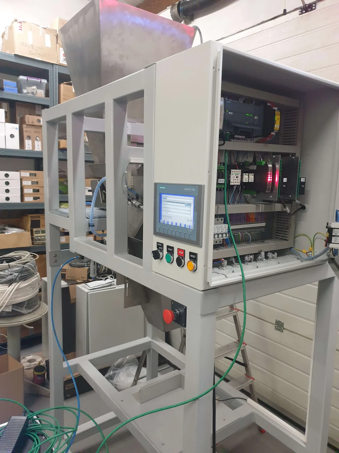 Upravljačka stanica sa Siemens SIMATIC HMI panelom na stroju DOVA