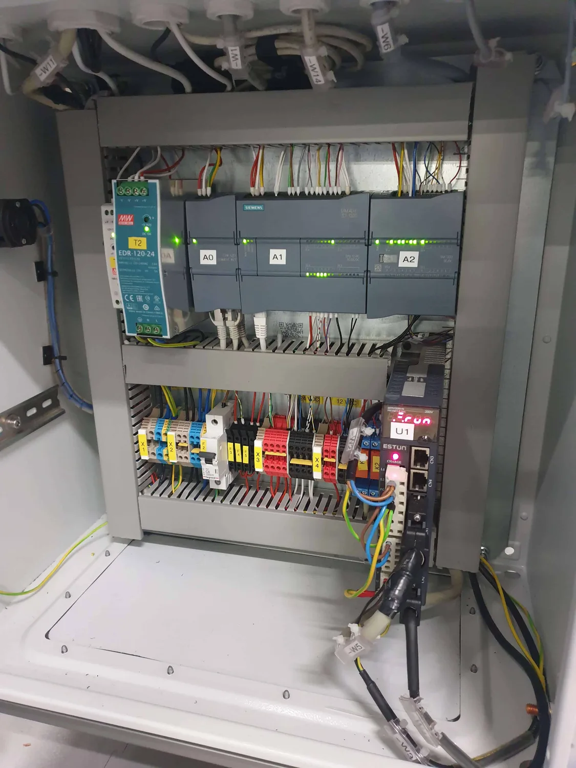 Siemens SIMATIC S7-1200 PLC i Estun servo pogon u elektroormaru stroja KRIVULJA
