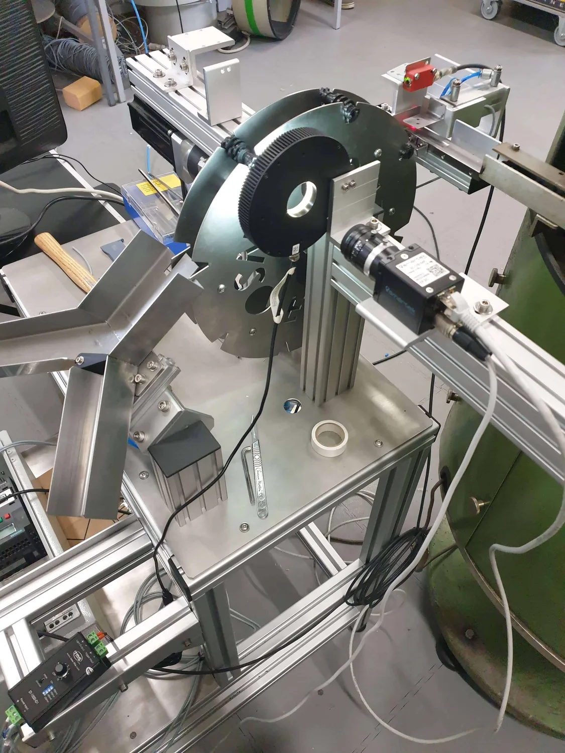 Elektro okretni stol s Basler kamerom za optičku provjeru krivulje plastične komponente na stroju KRIVULJA