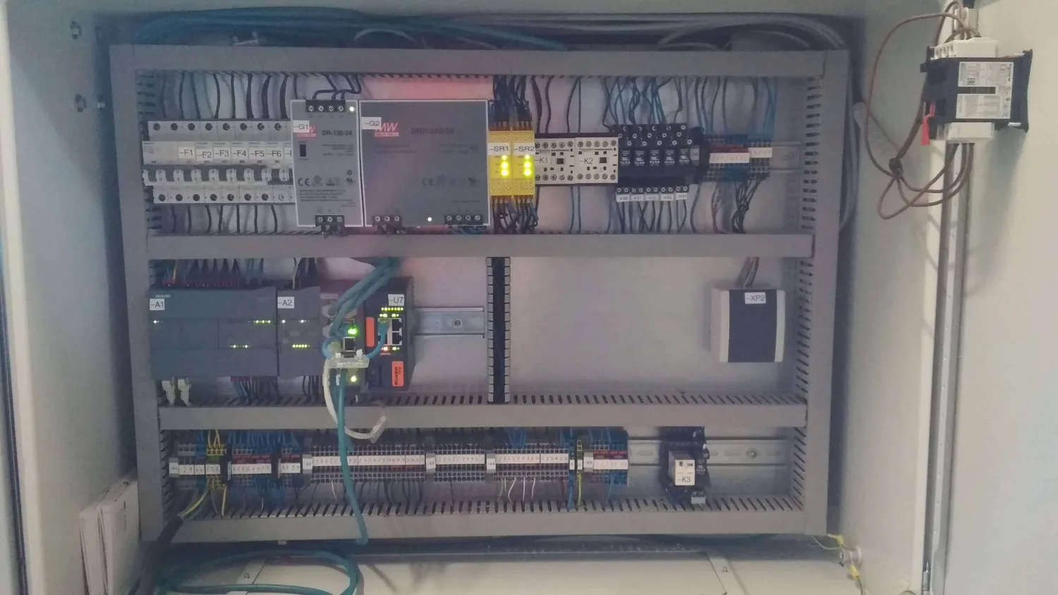 Siemens SIMATIC S7-1200 PLC i sigurnosni releji u elektroormaru stroja PLOK