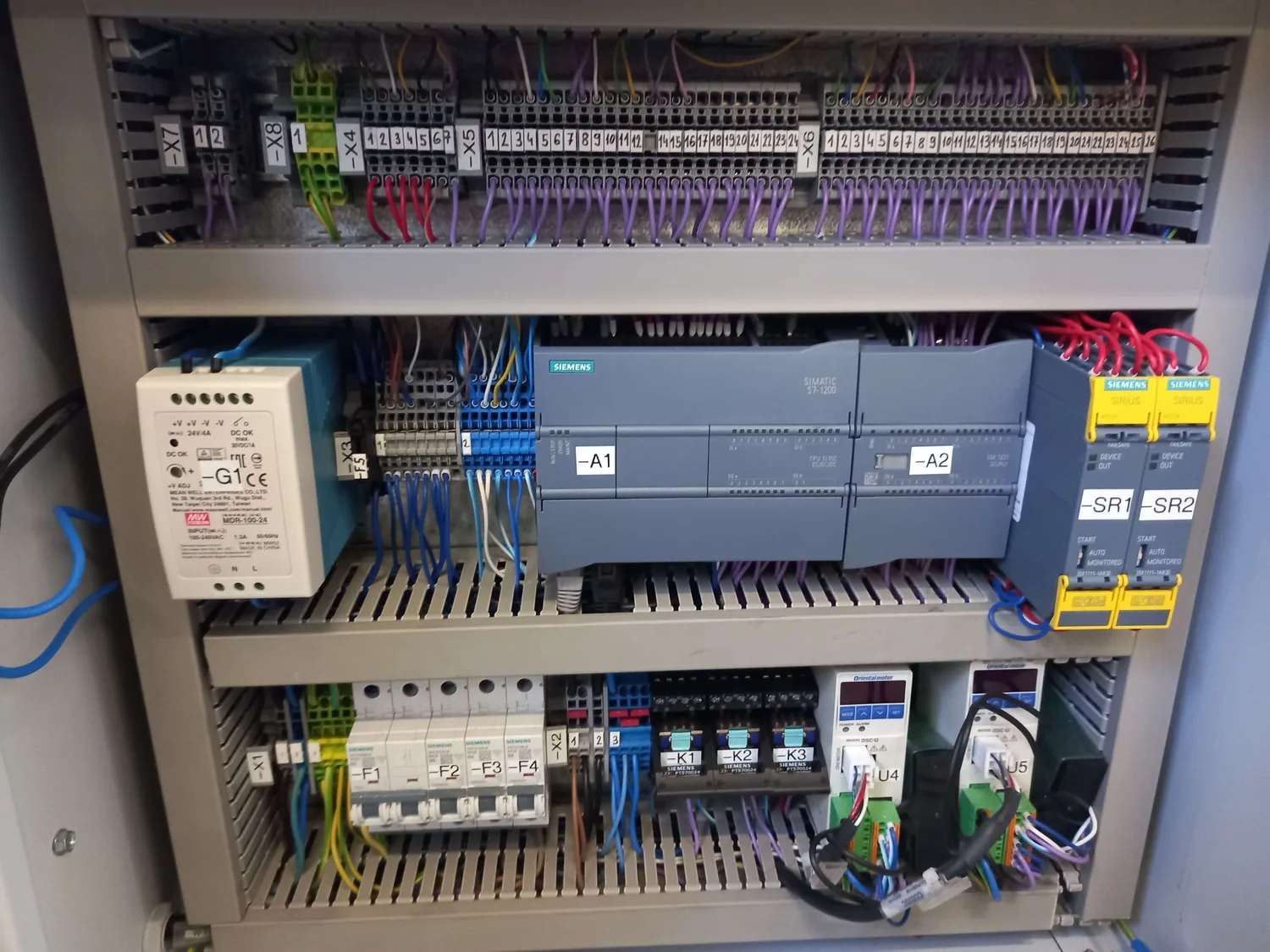 Siemens SIMATIC S7-1200 PLC i sigurnosni releji u elektroormaru stroja ZUBKO